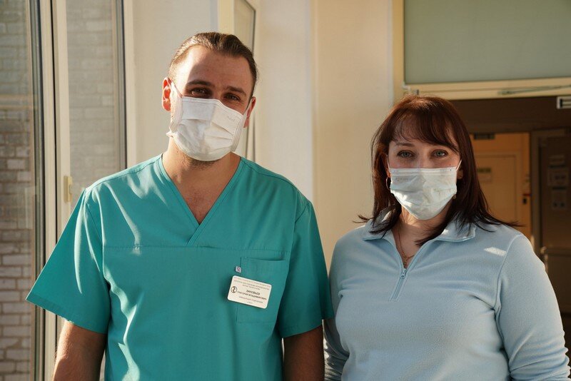 Григорий Владимирович Зиновьев, заведующий хирургическим отделением опухолей костей, мягких тканей и кожи НМИЦ, и его пациентка  