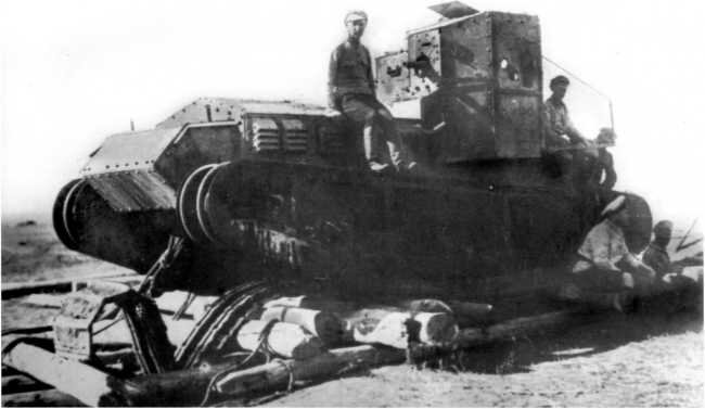 Танк № А-388 «Сибирякъ» после захвата красными, хорошо видна пушка