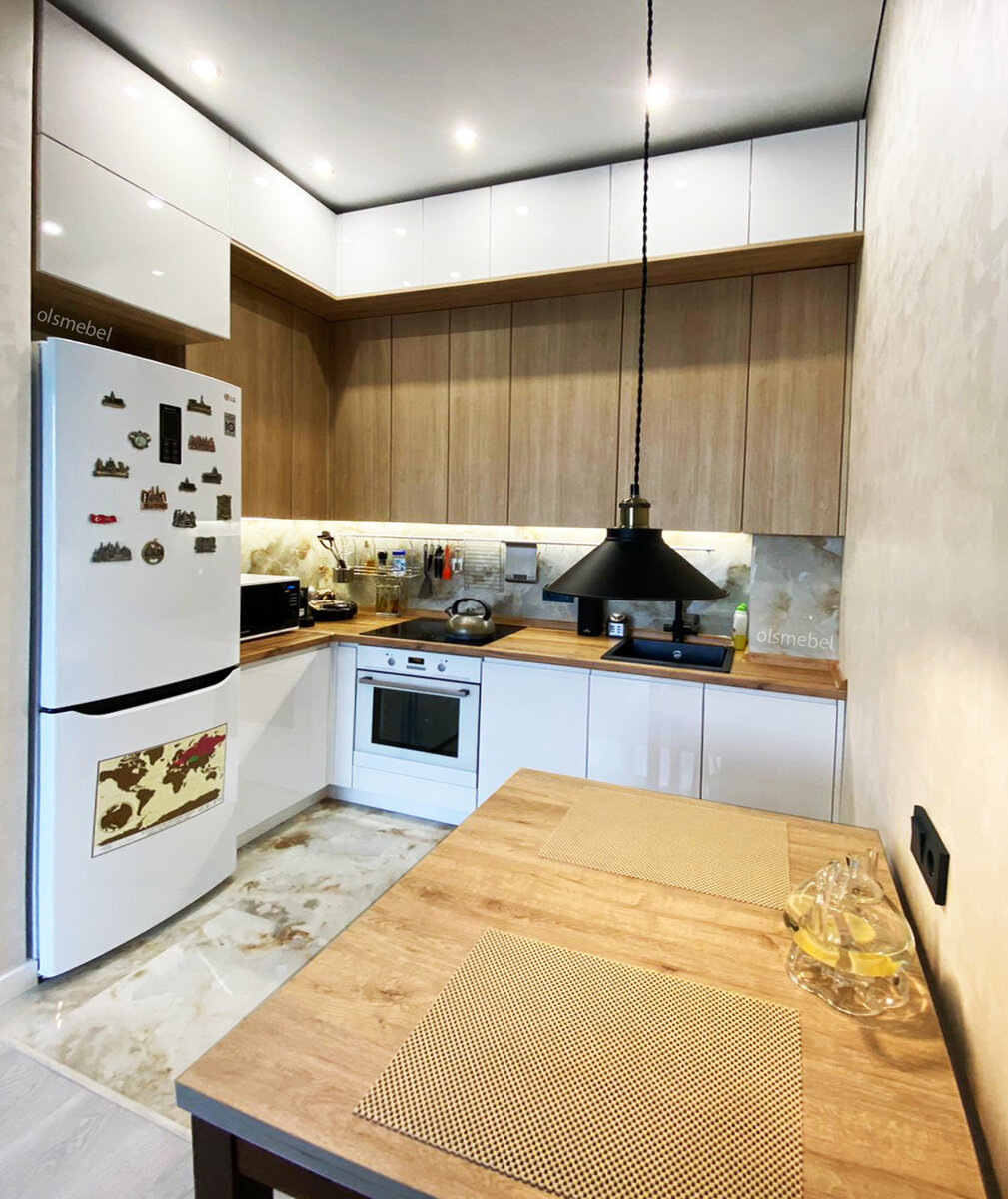 Для кухни была выделана ниша. размером 1,73/1,98м - это всего 4,5 метра квадратного. Можно сравнить до и после - фото сделанное во время замера находится в конце статьи. 