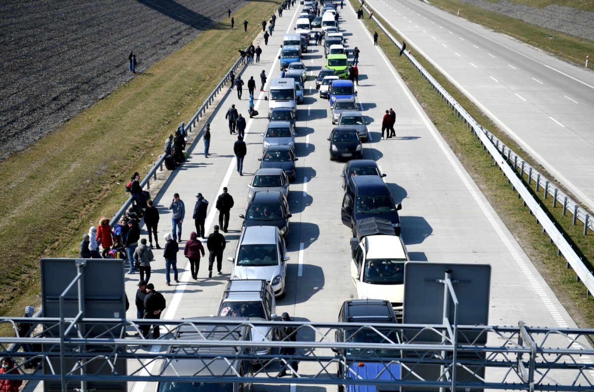 Очереди на границе с польшей заробитчан. Очередь на выезд. Очередь на границе из авто. Граница польши и калининградской области. Очереди автомобилей на границе.