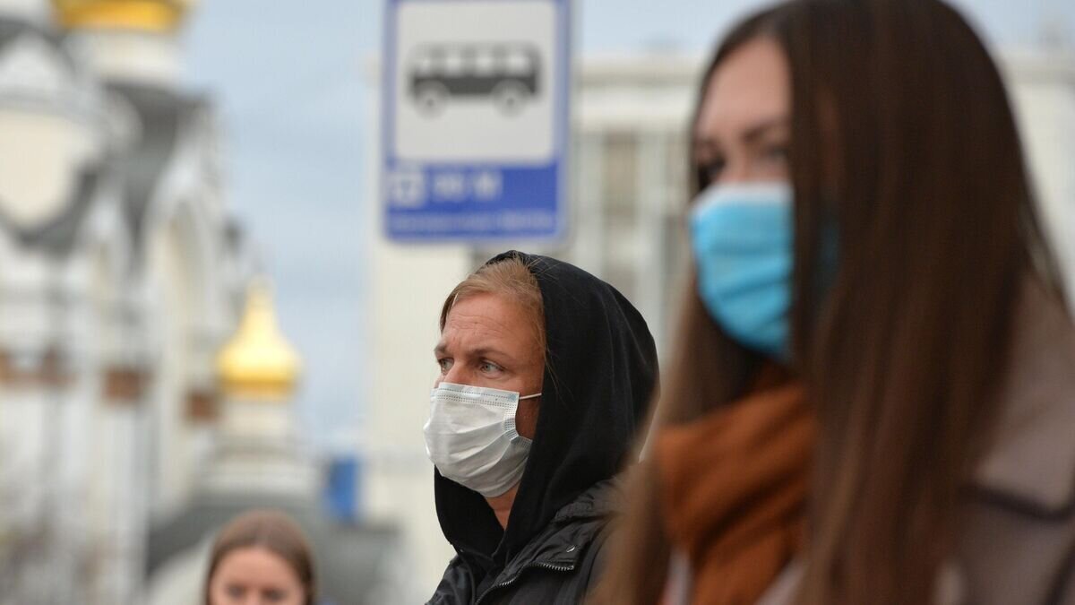    Люди в защитных масках на остановке общественного транспорта в Екатеринбурге© РИА Новости / Павел Лисицын