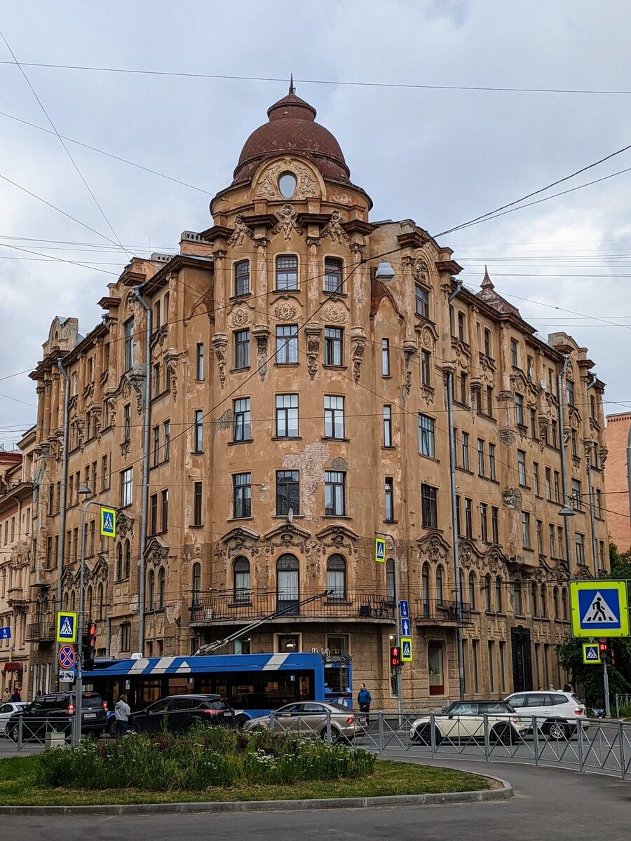 Более 100 доходных домов расположено на Петроградской стороне, и все они представляют интерес и могут рассказать свою историю 