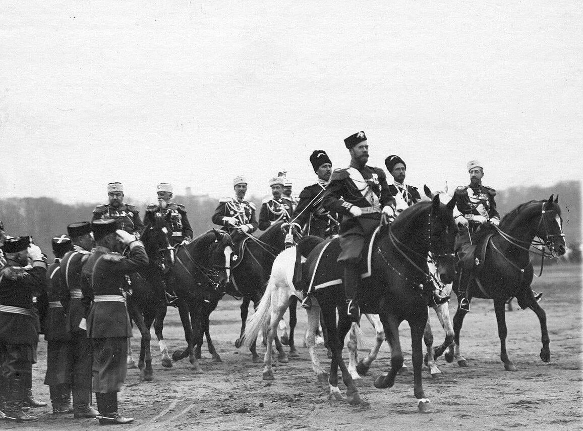 Император Николай II cо своей свитой во время парада войск СПБ гарнизона на Марсовом поле