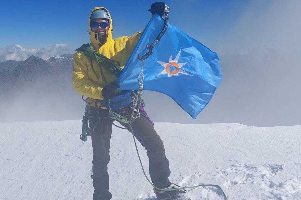     На высоте 3 700 метров Владимир установил флаг МЧС России. Фото: ГУ МЧС России по НСО