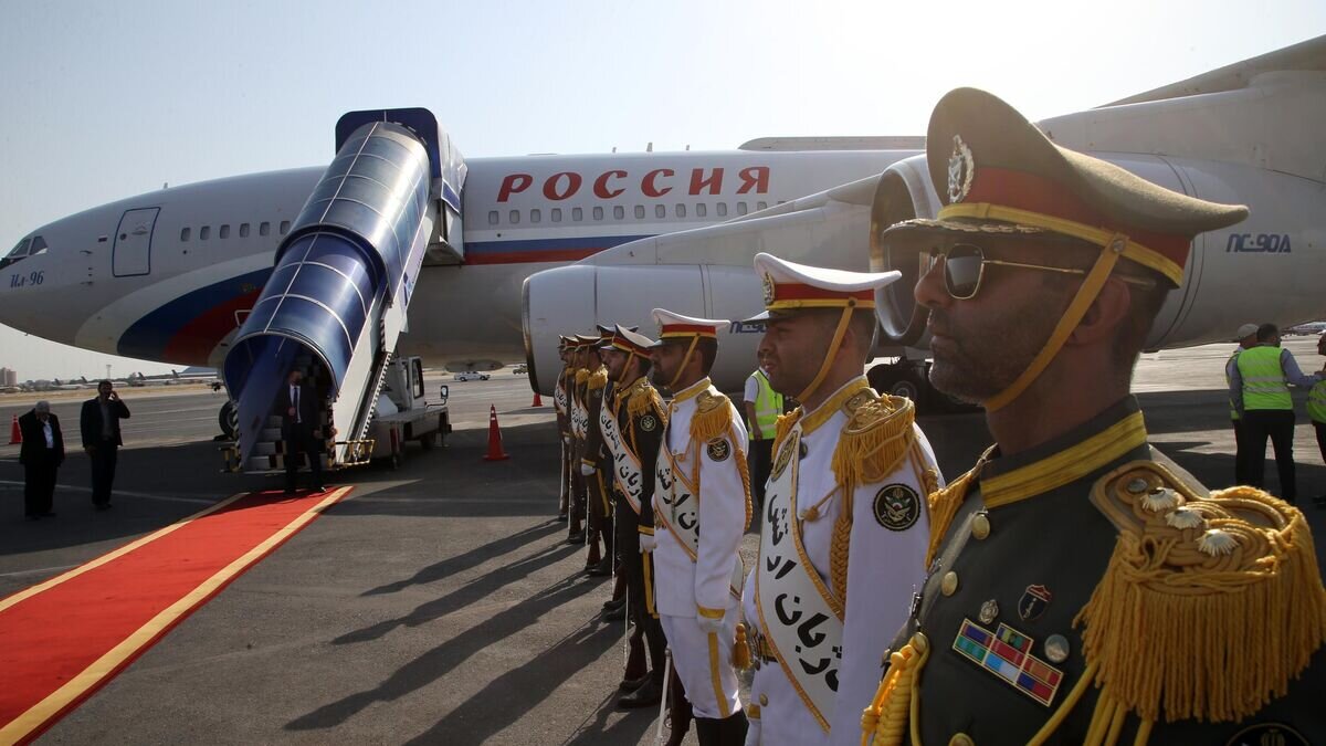    Почетный караул на церемонии встречи президента РФ Владимира Путина в аэропорту Тегерана© РИА Новости / POOL