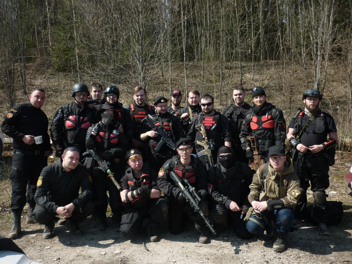 Бойцы группировки "Долг" на Сталкерстрайке. 