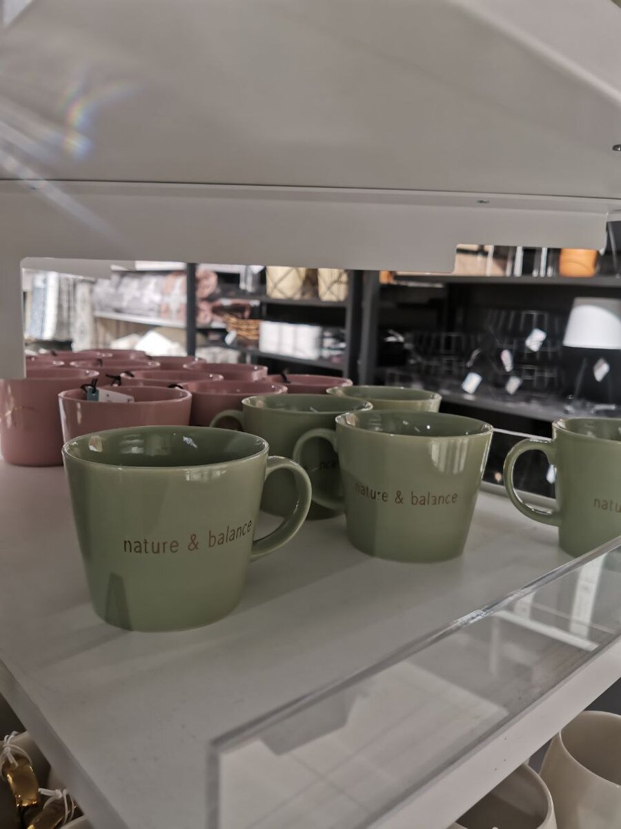 Чашки приятного салатового цвета с надписью Nature-balance. Стильные и минималистичные