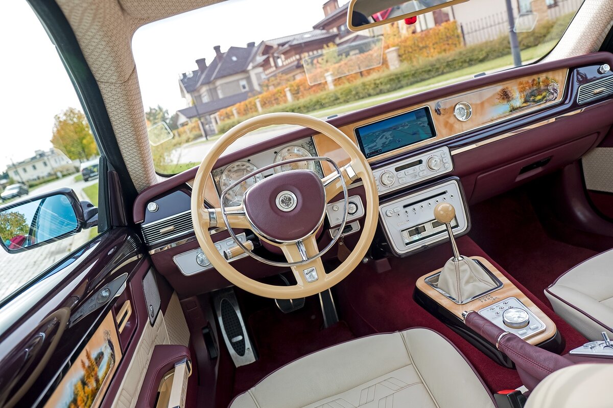 Именно это фото побудило меня написать данный опус: мало какой интерьер современных машин (даже очень дорогих) выглядит насколько интересно