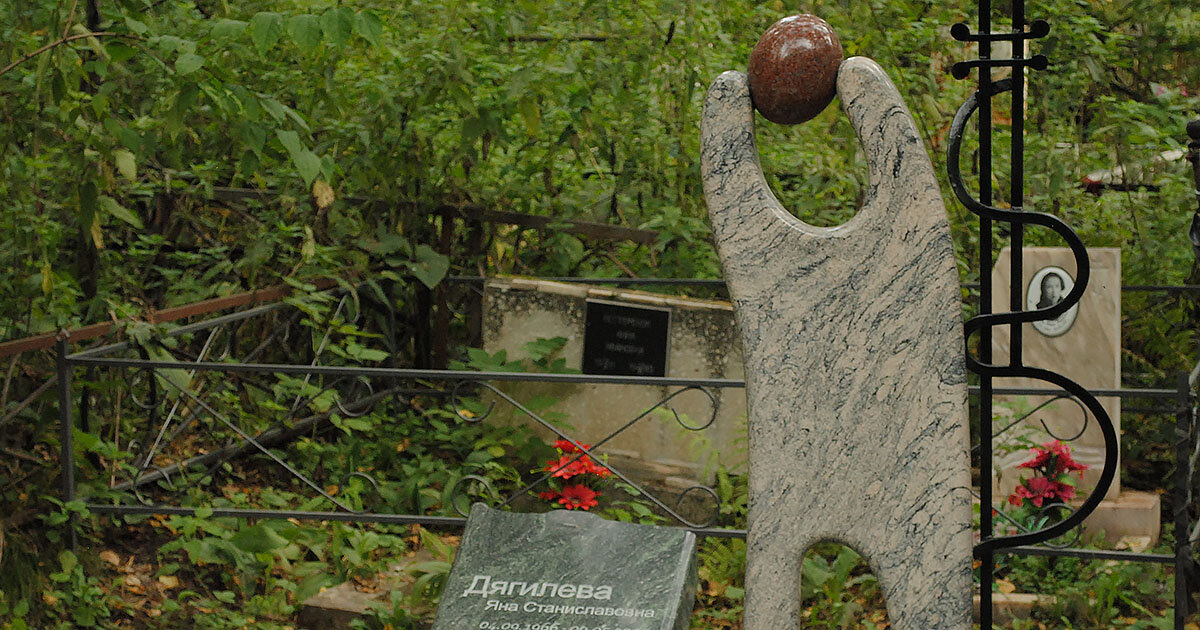 Так выглядит новый памятник на могиле Янки Дягиловой на Заельцовском кладбище Новосибирска. Это уже третий памятник на могиле поэта. В этом материале мы представим фото всех памятников, которые были установлены на могиле поэта. Источник фото: beltopol.ru