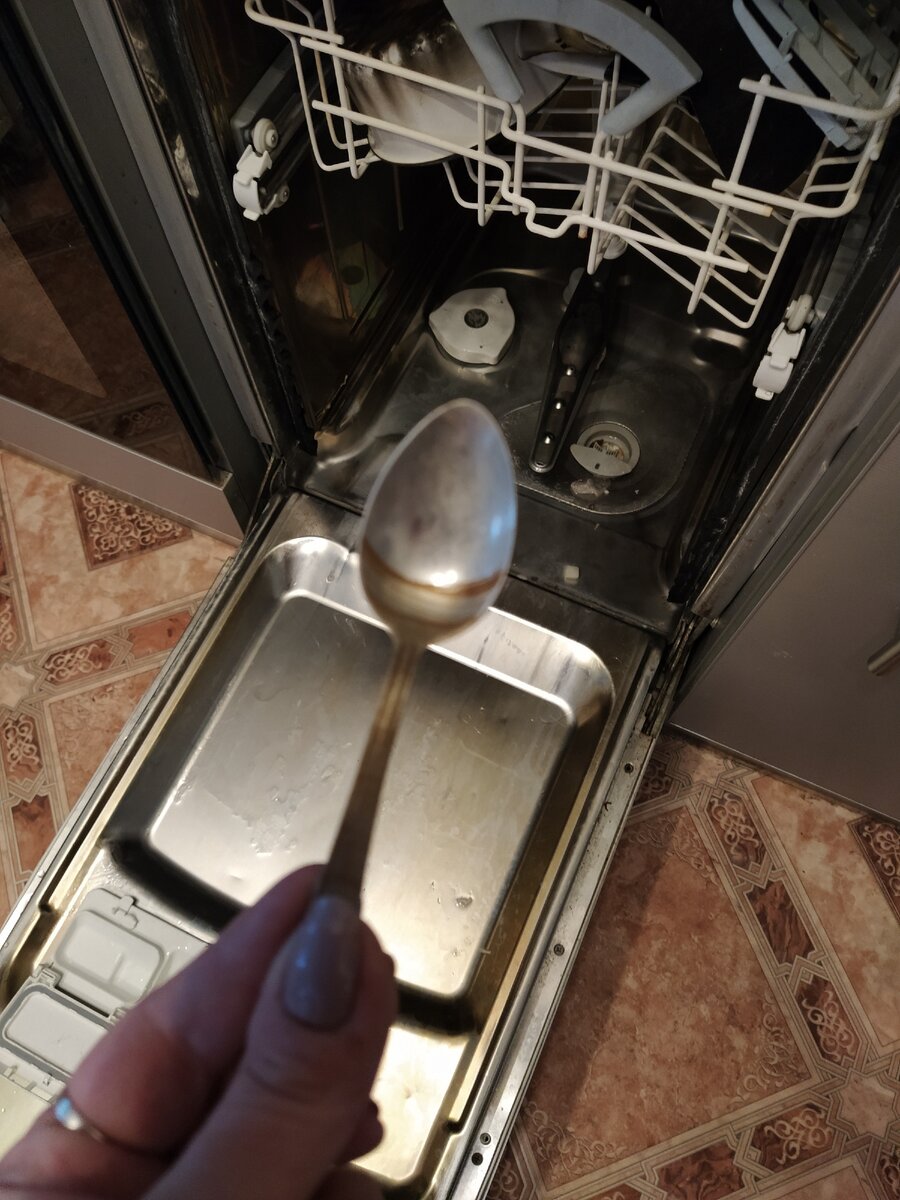 Почему плохо моет посуду посудомоечная. ПММ Kuppersberg 6078. ПММ бош средняя полка. Посудомоечная машина внутри. Кастрюля в посудомоечной машине.
