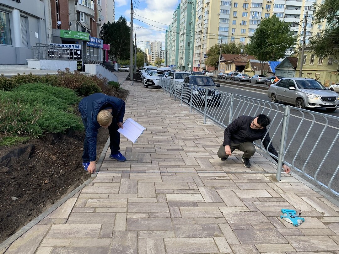 Безделье на улице. Идет приемка. Жители Самары на работе. Человек идет по Самаре.