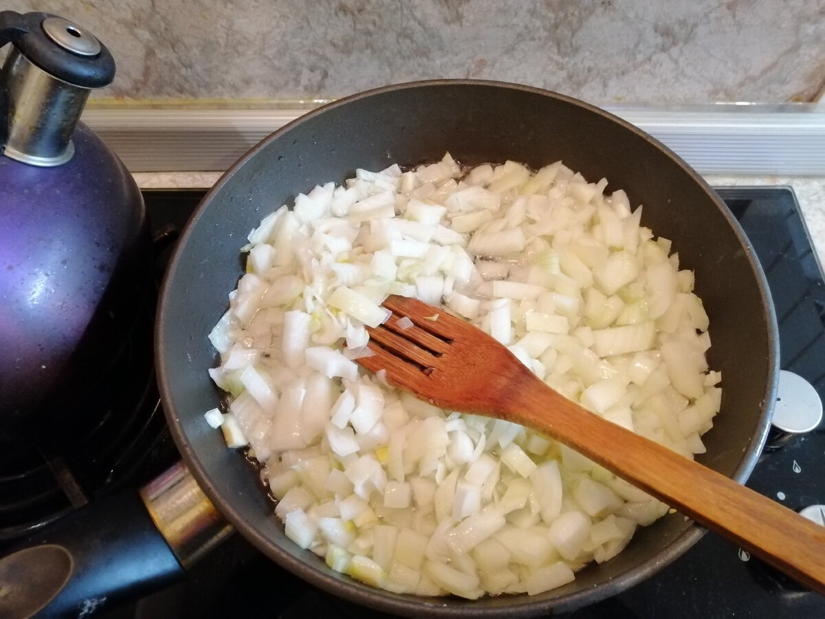 Обжариваем лук...