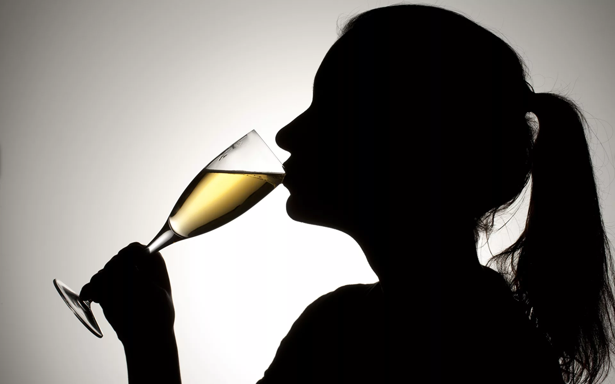 Более приличное. Девушка с бокалом шампанского. Пьющая женщина. Девушка с вином. Женщина пьет шампанское.