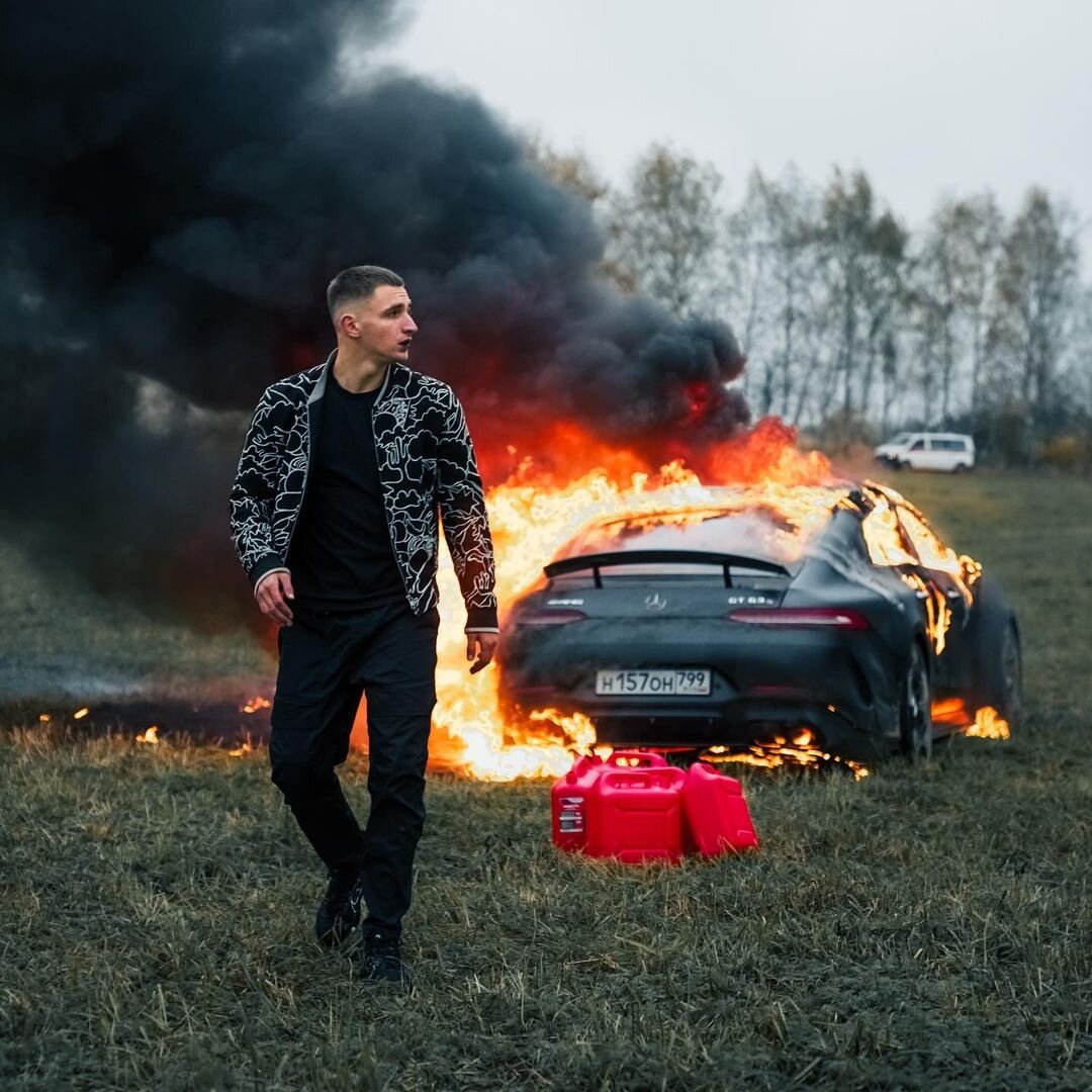 Сжигает Мерседес сл
