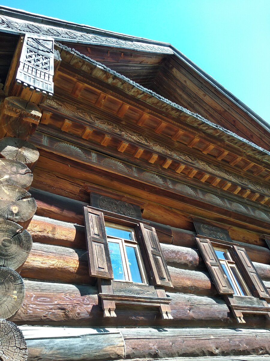 Приветствую всех на моем канале!  Путешествуя по отдаленным уголкам России, я с удивлением обнаружила,как мало я знаю о своей стране. Сейчас я вам расскажу,что мне удалось посмотреть и узнать о живших в прошлые века наших предках. Вот посмотрите в каких домах они жили. Дом деревянный богатого купца.