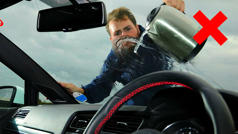 не лей кипяток на лобовое!