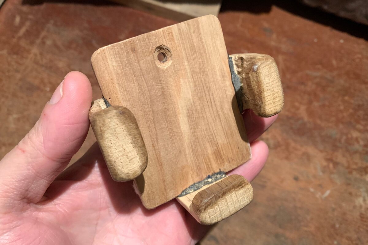 Под шляпку самореза сделал небольшое углубление, чтобы она не касалась крышки телефона.