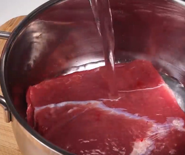 отвариваем кусок говядины