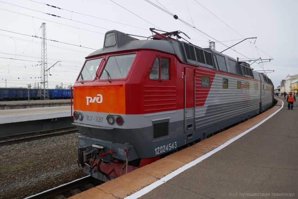 Поезд 103 «Ярославль-Москва» тащит электровоз ЧС7-227 , приписка Москва Пассажирская-Курская.