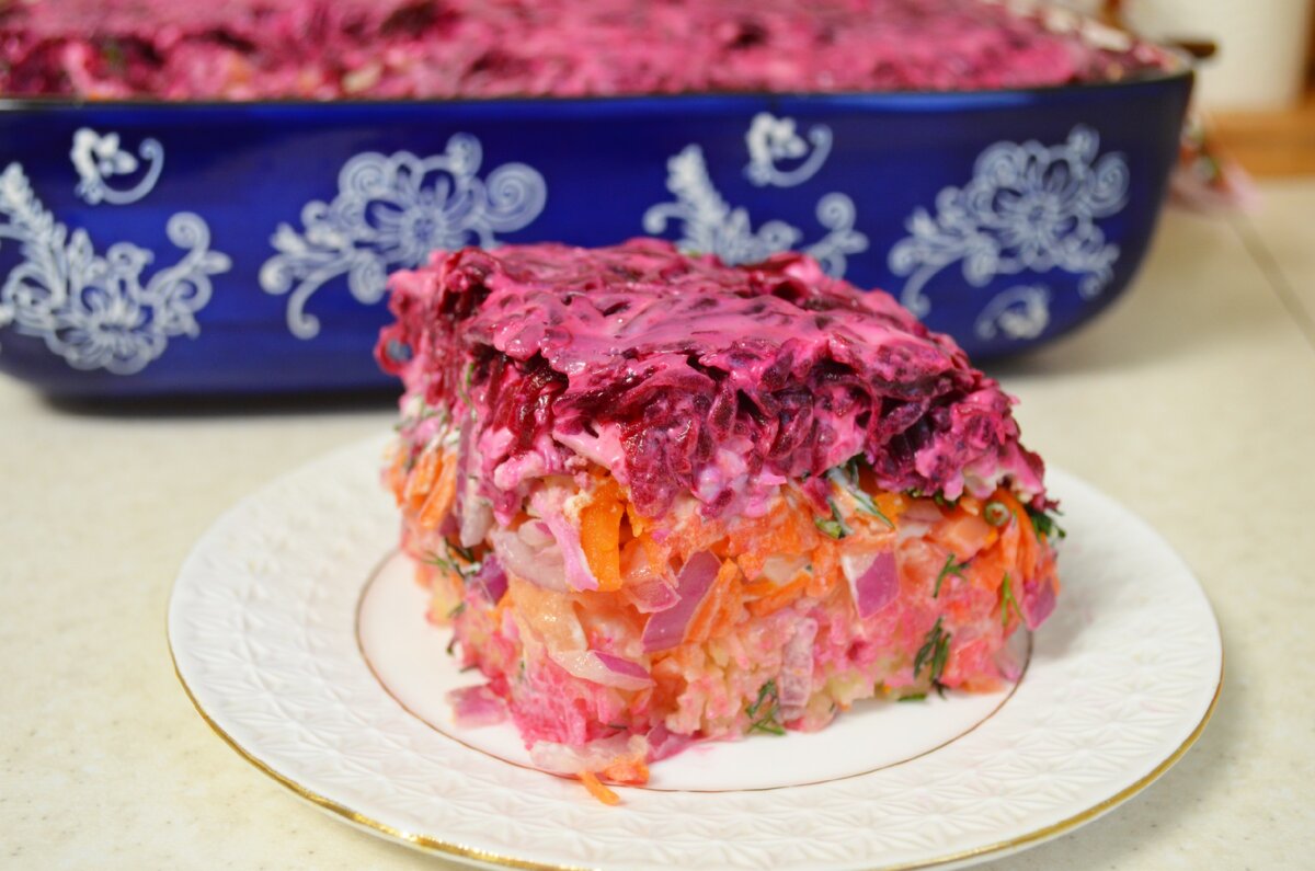 Дорогие мои друзья, предлагаю вкусный рыбный салат, это салат подобие сельди под шубой, но он  получается нежнее и вкуснее, на праздничный стол, будет в самый раз.