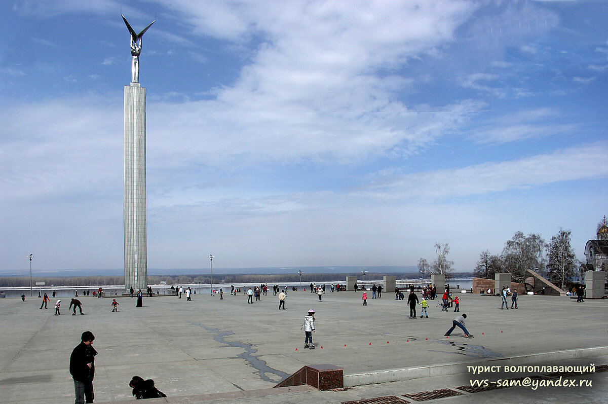 Площадь в 2001 году была покрыта большими и гладкими бетонными плитами, которые периодически шлифовали. Какое счастье для роллеров и скейтеров! Фото 29.03.2009.