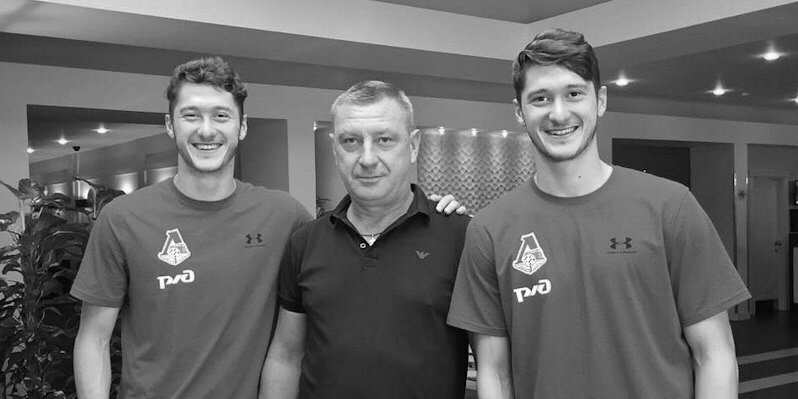 Андрей Миранчук (в середине)