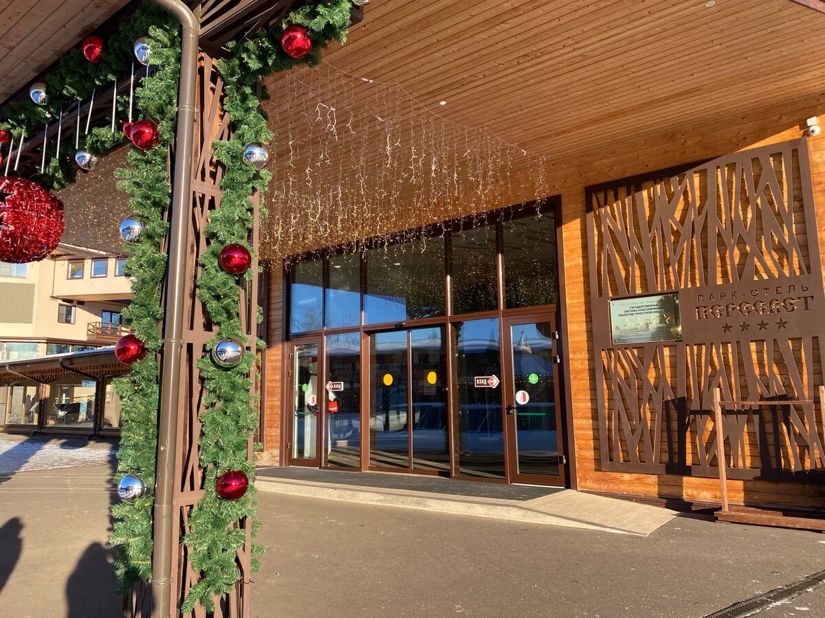 Вход в главный корпус (мое фото)