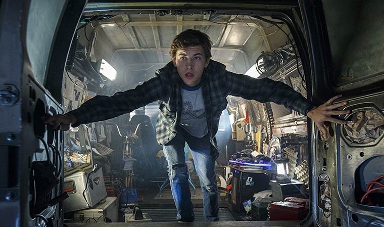 Научно-фантастический приключенческий фильм Стивена Спилберга вышел в прокат в марте. В недалёком будущем реальные условия жизни на Земле становятся всё менее пригодными для комфортного безопасного существования. Множество людей предпочитает выживать в виртуальной реальности, созданной гениальным изобретателем. Особый эфемерный мир состоит из необычных явлений и перманентного поиска решений интересных задач, с которыми сталкивается каждый, добровольно попавший в иное измерение. Когда создатель Вселенной погибает, он оставляет участникам главное задание. Тот, кто сможет опередить соперников и выполнить условия, получит неограниченную власть над искусственно созданным мирозданием.