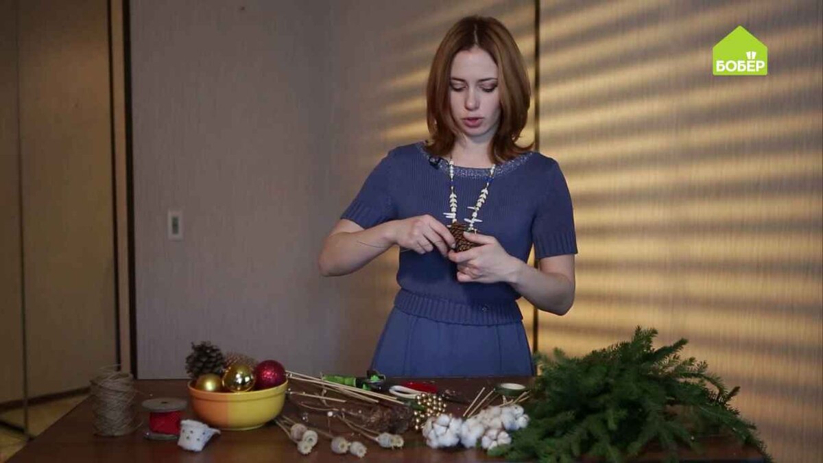 Возьмите проволоку и завяжите её вокруг шишки.