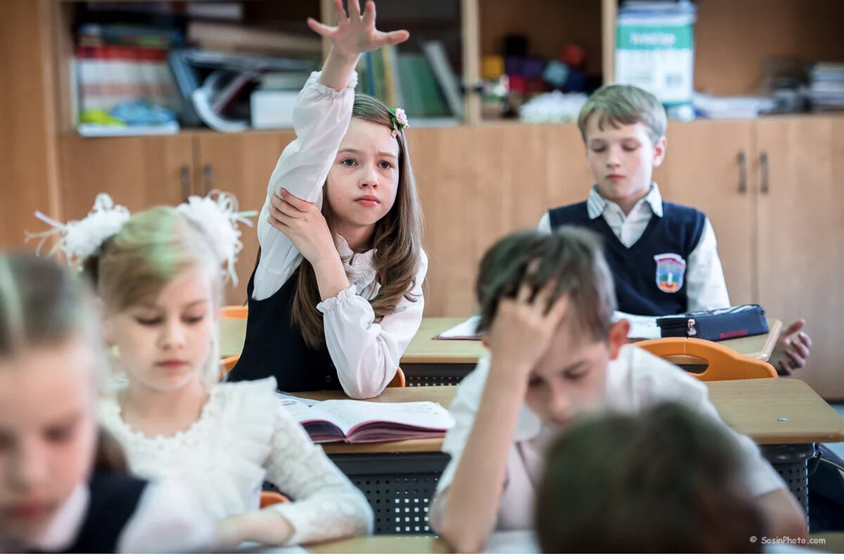 Обязательное образование в нашей стране. Ученики в школе. Ученики на уроке. Класс с учениками. Школьники младших классов.