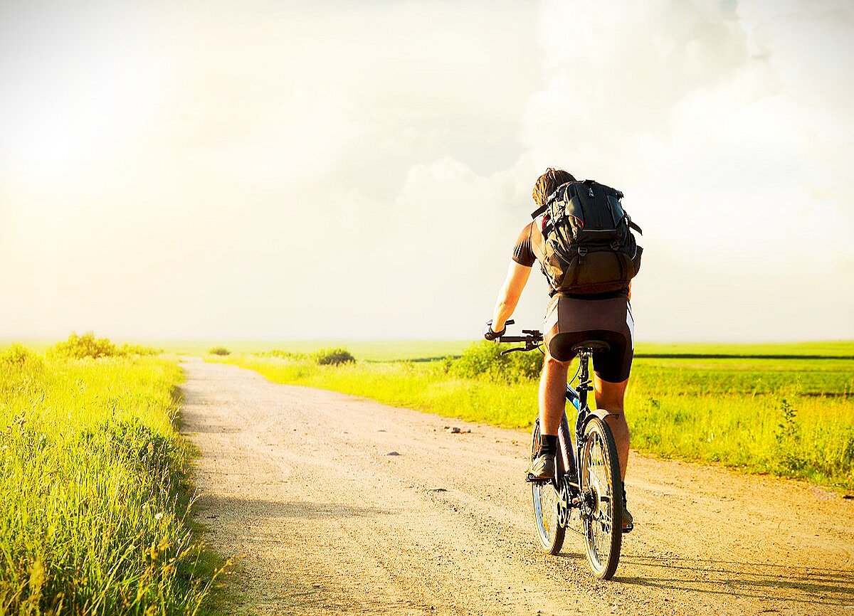 Летом часто можно встретить на трассах велосипедистов - путешественников. Фото для иллюстрации с сайта Twitter, обработано автором
