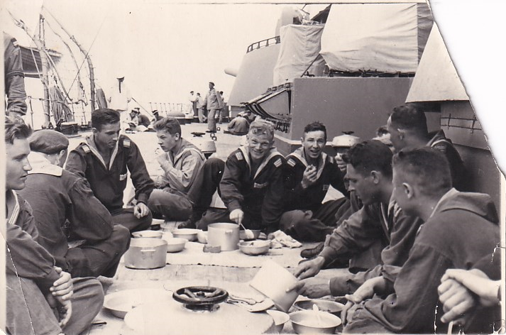 Отец на фото четвертый слева, боком. Фото из семейного архива.