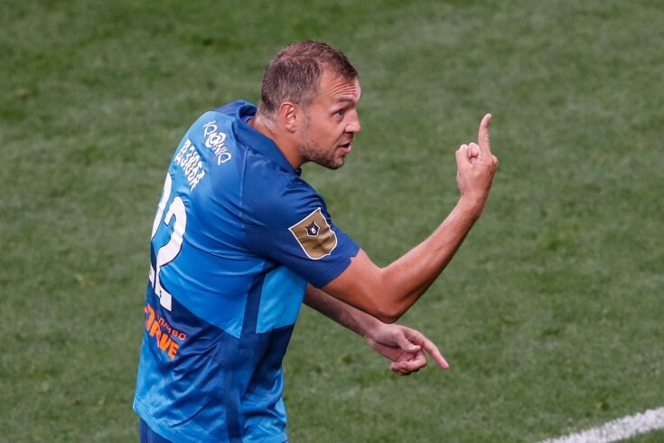 Дзюба — в топ-20 бомбардиров европейских лиг по итогам 2020 года. Он опередил Неймара3 января 2021, 15:10Футбол / РПЛ192 Нападающий «Зенита» и сборной России Артём Дзюба попал в двадцатку лучших бомбардиров европейских лиг по итогам прошлого года, сообщает Transfermarkt.

Российский форвард занял 14-е место в списке, забив 23 мяча в 39 матчах. По количеству забитых мячей Дзюба опередил нападающих Неймара («Пари Сен-Жермен») и Златана Ибрагимовича («Милан») (у обоих — по 22 гола).

Полностью список выглядит следующим образом:

1. Роберт Левандовски («Бавария», 44 матча, 47 голов)

2. Криштиану Роналду («Ювентус», 45 матчей, 44 гола)

3. Ромелу Лукаку («Интер», 52 гола, 40 голов)

4. Эрлинг Холанд («Боруссия» Д, 37 матчей, 39 голов)

5. Чиро Иммобиле («Лацио», 42 матча, 34 гола)

6. Килиан Мбаппе («ПСЖ», 41 матч, 29 голов)

7. Бруну Фернандеш («Спортинг» / «Манчестер Юнайтед», 56 матчей, 28 голов)

8. Лионель Месси («Барселона», 48 матчей, 27 голов)

9. Мохамед Салах («Ливерпуль», 45 матчей, 26 голов)

10. Паулиньо («Брага», 44 матча, 25 голов)

11. Ваут Вегхорст («Вольфсбург», 37 матчей, 24 гола)

12. Андре Силва («Айнтрахт», 38 матчей, 24 гола)

13. Гарри Кейн («Тоттенхэм Хотспур», 39 матчей, 23 гола)

14. Артём Дзюба («Зенит», 39 матчей, 23 гола)

15. Оливье Жиру («Челси», 41 матч, 23 гола)

16. Карим Бензема («Реал», 44 матча, 23 гола)

17. Тимо Вернер («РБ Лейпциг» / «Челси», 49 матчей, 23 гола)

18. Неймар («ПСЖ», 29 матчей, 22 гола)

19. Златан Ибрагимович («Милан», 30 матчей, 22 гола)

20. Родригу Пинью («Маритиму», 31 матч, 22 гола)