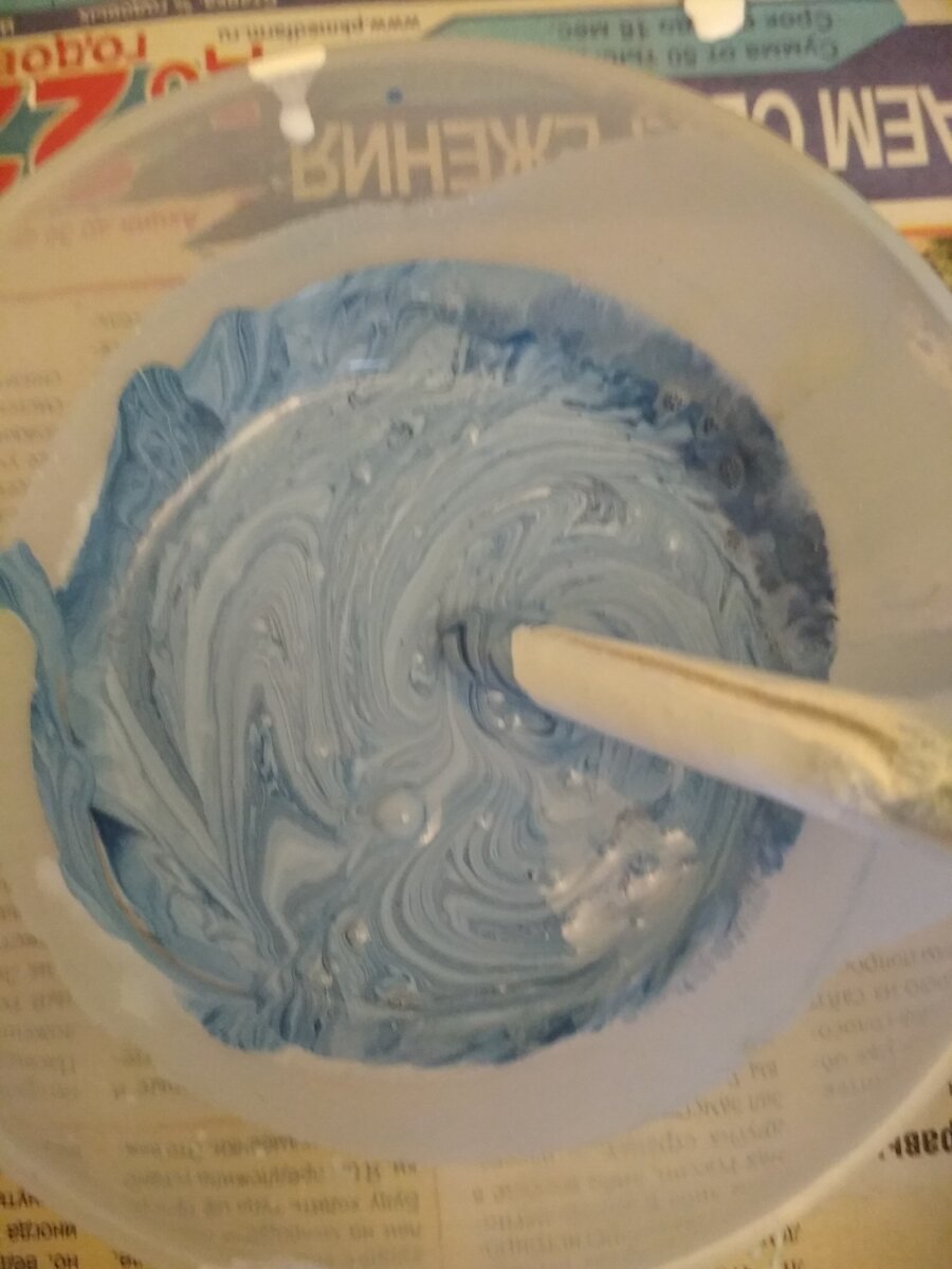 В процессе - развожу цвет для покраски (листайте вправо). Фото из личного архива.