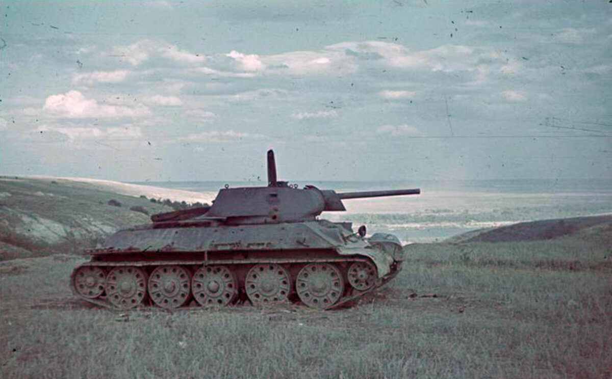 Подбитый Т-34 производства СТЗ, июнь 1942