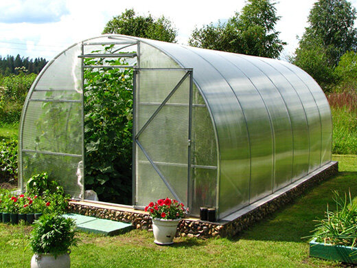 Обычно теплицы сооружаются, чтобы выращивать овощи и ягоды для собственного употребления, но некоторые дачники планируют в будущем сделать на этом бизнес. Если в первом случае финансовые вложения будут не столь значительными, то во втором станут серьезной инвестицией, от размеров которой во многом будут зависеть расходы на содержание.