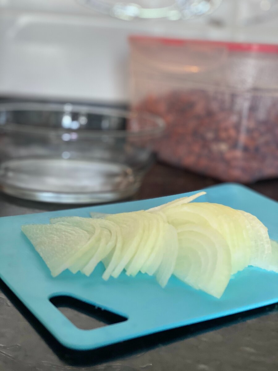 Нарезаем 1 луковицу полукольцами