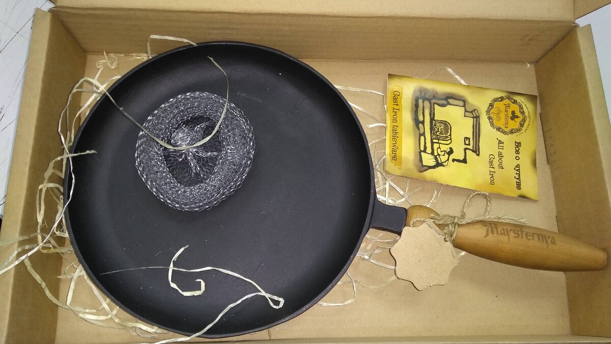 В комплекте со сковородкой идёт металлическая мочалка