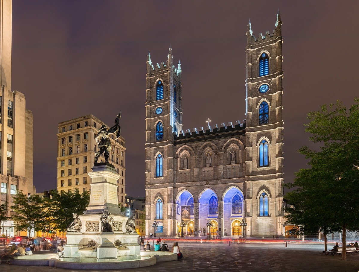 Источник фото: https://upload.wikimedia.org/wikipedia/commons/thumb/7/7b/Basílica_de_Notre-Dame%2C_Montreal%2C_Canadá%2C_2017-08-11%2C_DD_26-28_HDR.jpg/1583px-Basílica_de_Notre-Dame%2C_Montreal%2C_Canadá%2C_2017-08-11%2C_DD_26-28_HDR.jpg