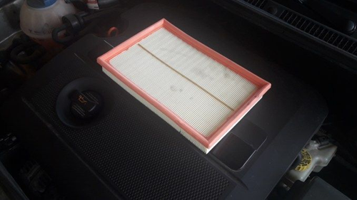 Представьте себе коробку с фильтром внутри. Ваша задача — открыть коробку, удалить старый воздушный фильтр, вставить новый и закрыть коробку. Это должно быть достаточно хорошим поводом, чтобы попробовать это самостоятельно.