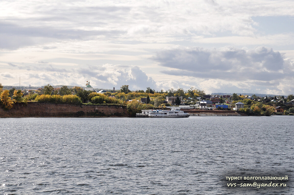 Прогулочный теплоход «Московский-14» у пристани Шеланга. Судно построено в 1986 году по проекту 81080 в Москве. Фото 17.09.2019.