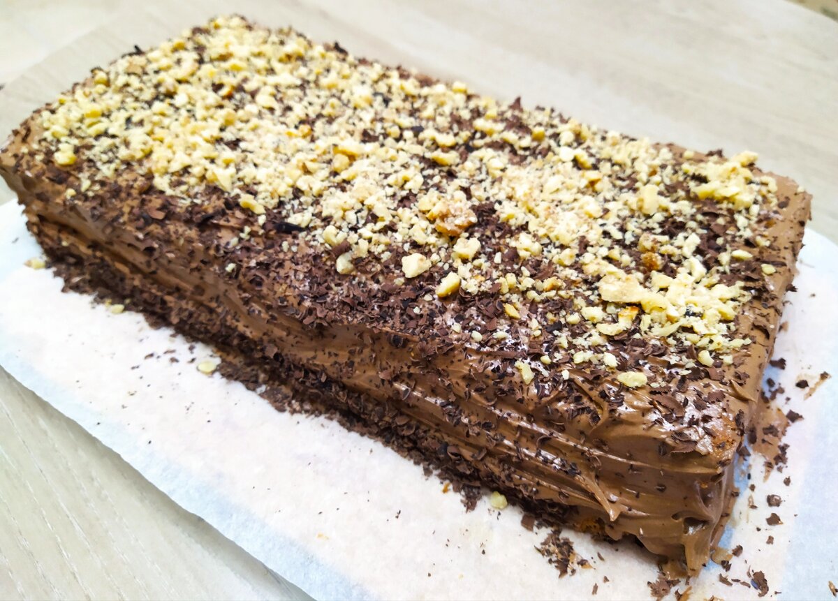 Украшать можно, как вы захотите. Я сделала обычную посыпку орехами и шоколадом. 