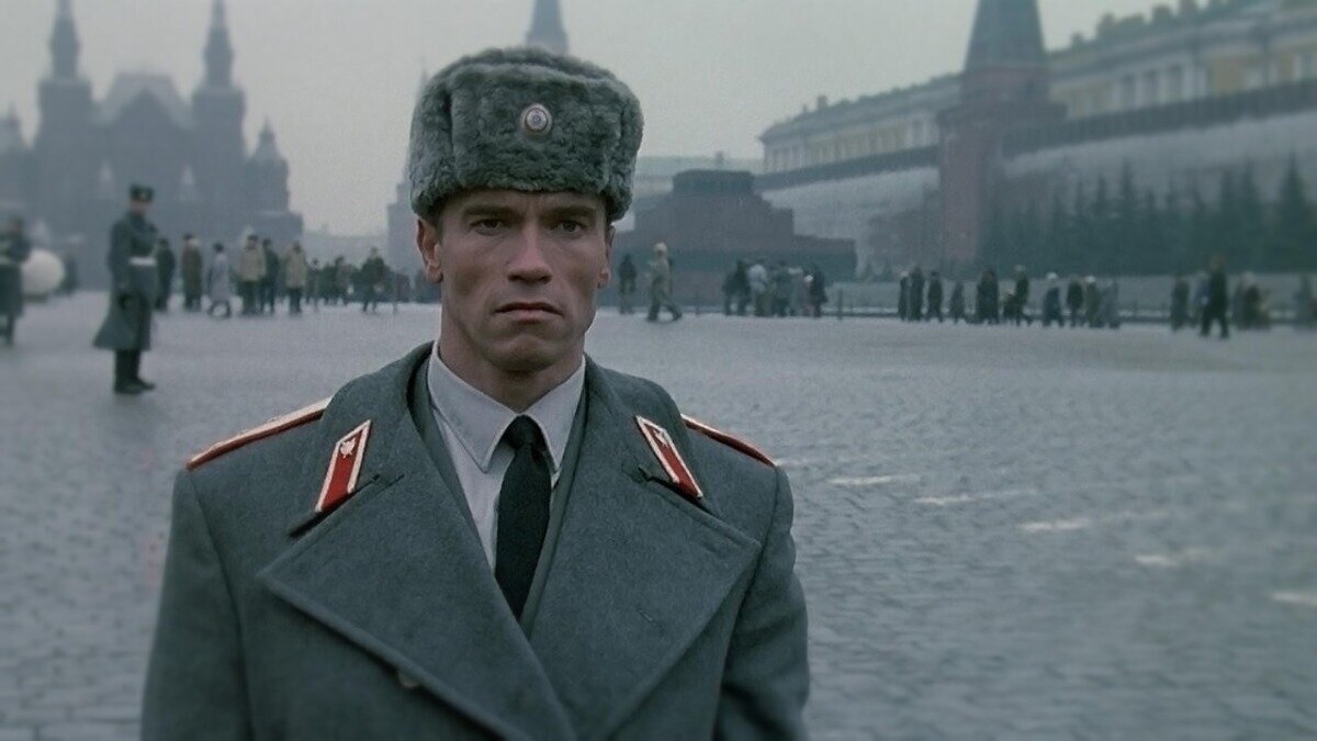 Кадр из фильма "Красная жара". Walter Hill/ TriStar Pictures; Carolco Pictures, 1988