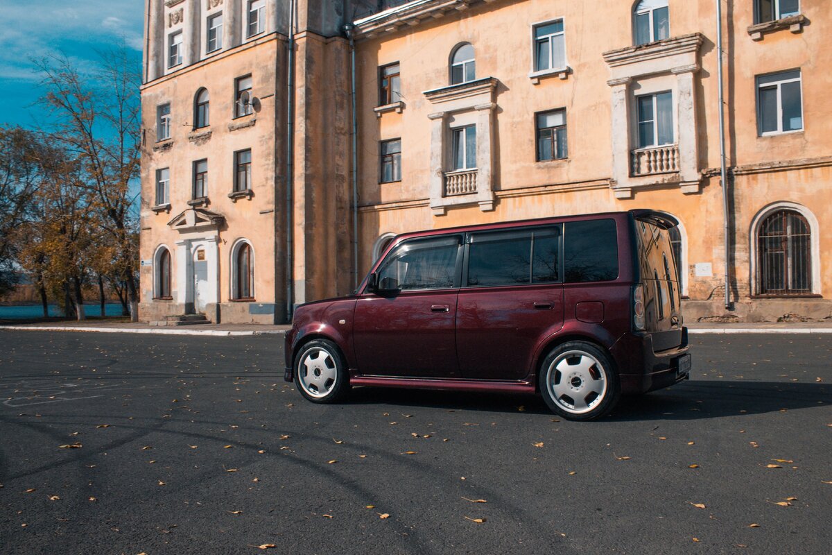 toyota bB неплохо вписывается в историческую часть города