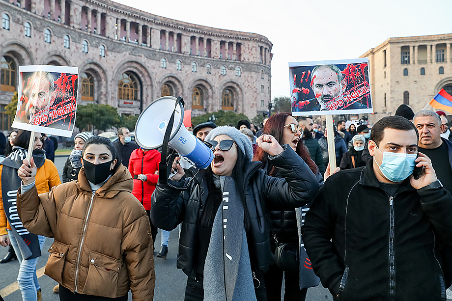 С момента проигрыша в войне за Нагорный Карабах в Ереване не стихают митинги за отставку Пашиняна. Фото: Александр Рюмин/ТАСС