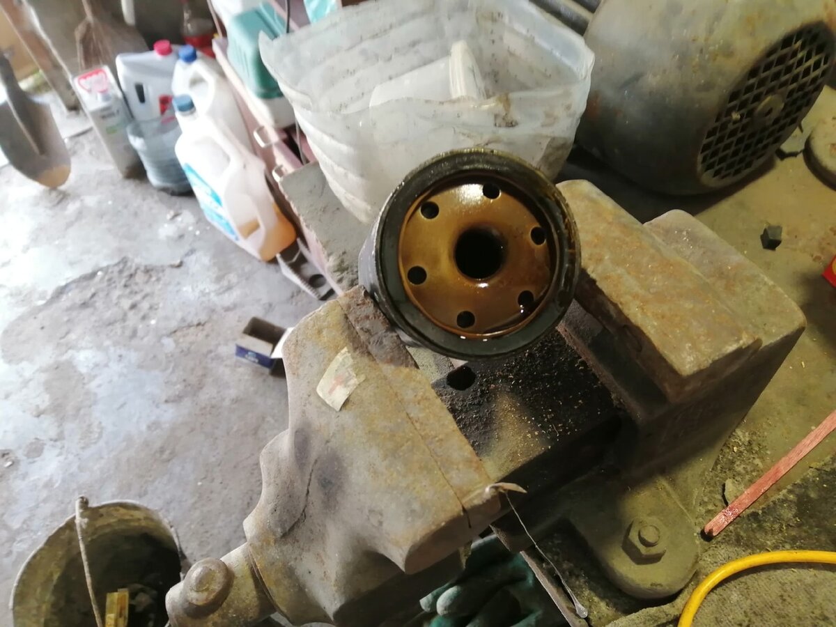 Друг доливал много масла в ДВС и поэтому не менял его и фильтр,заменили ему фильтр после 45тыс.км пробега,разрезал и сделал фото