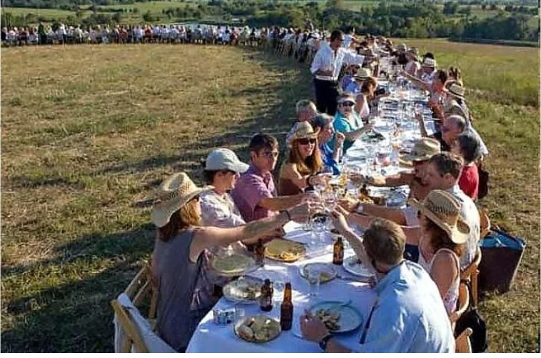 Вот примерно таким выдался наш украинско - русский чат. Только вместо горячительного - песни. Фото взято из Яндекс картинок