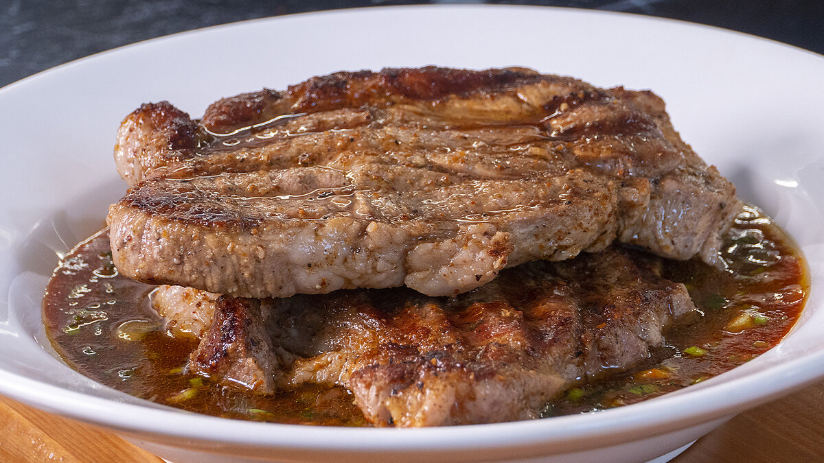 Свиная шея с соусом