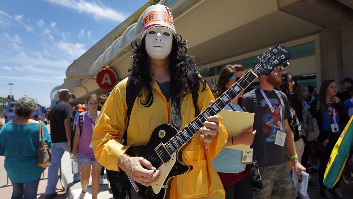 на фото американский гитарист-виртуоз Патрик Брайан Кэрролл по прозвищу "Buckethead" или "Ведроголовый"