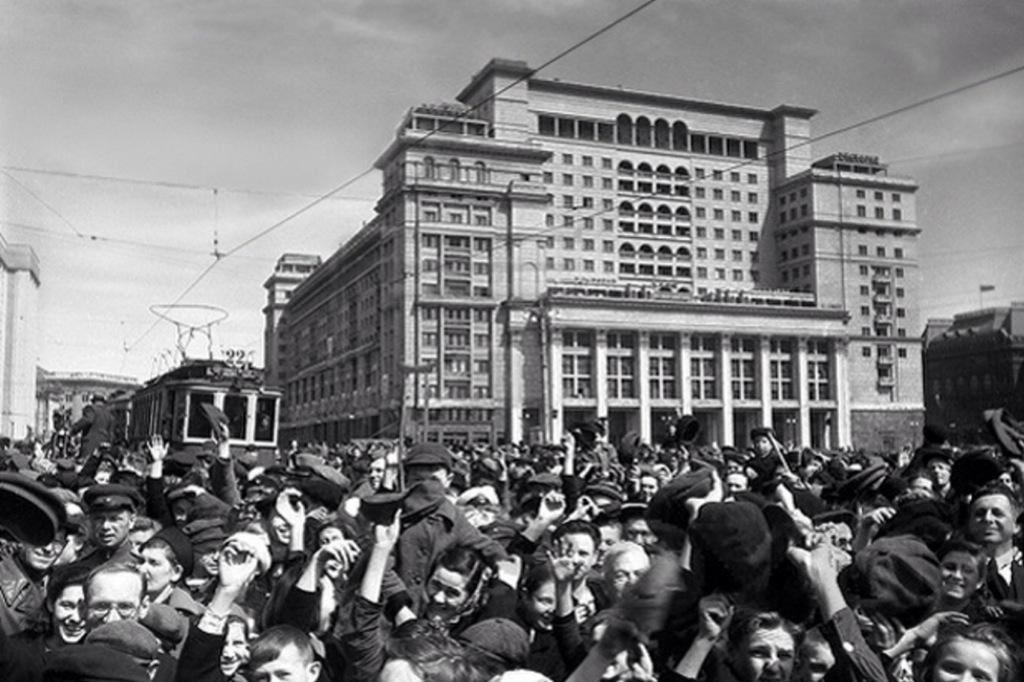 Победы 45. Москва победа 1945. День Победы Москва 1945. 9 Мая 1945 года в Москве. Московский авиационный институт 1945 г.